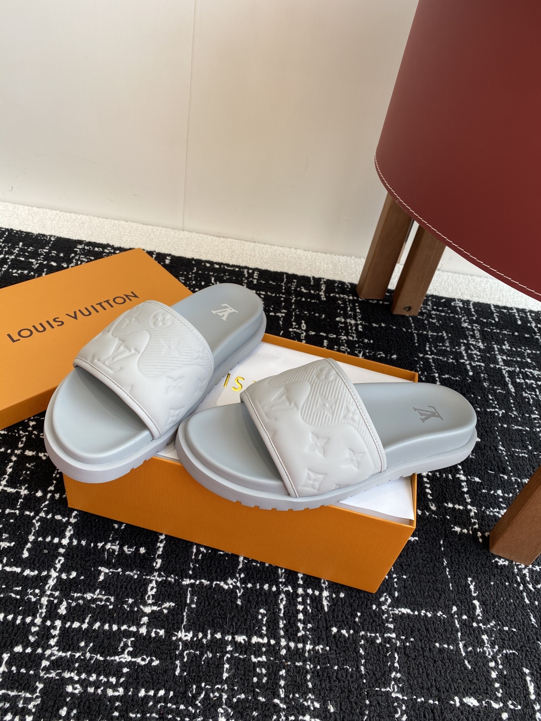 代购级
Louis vuitton 25ss 沙滩拖 又一爆款 最新 顶配版本

LV一出即巅峰的超爆款