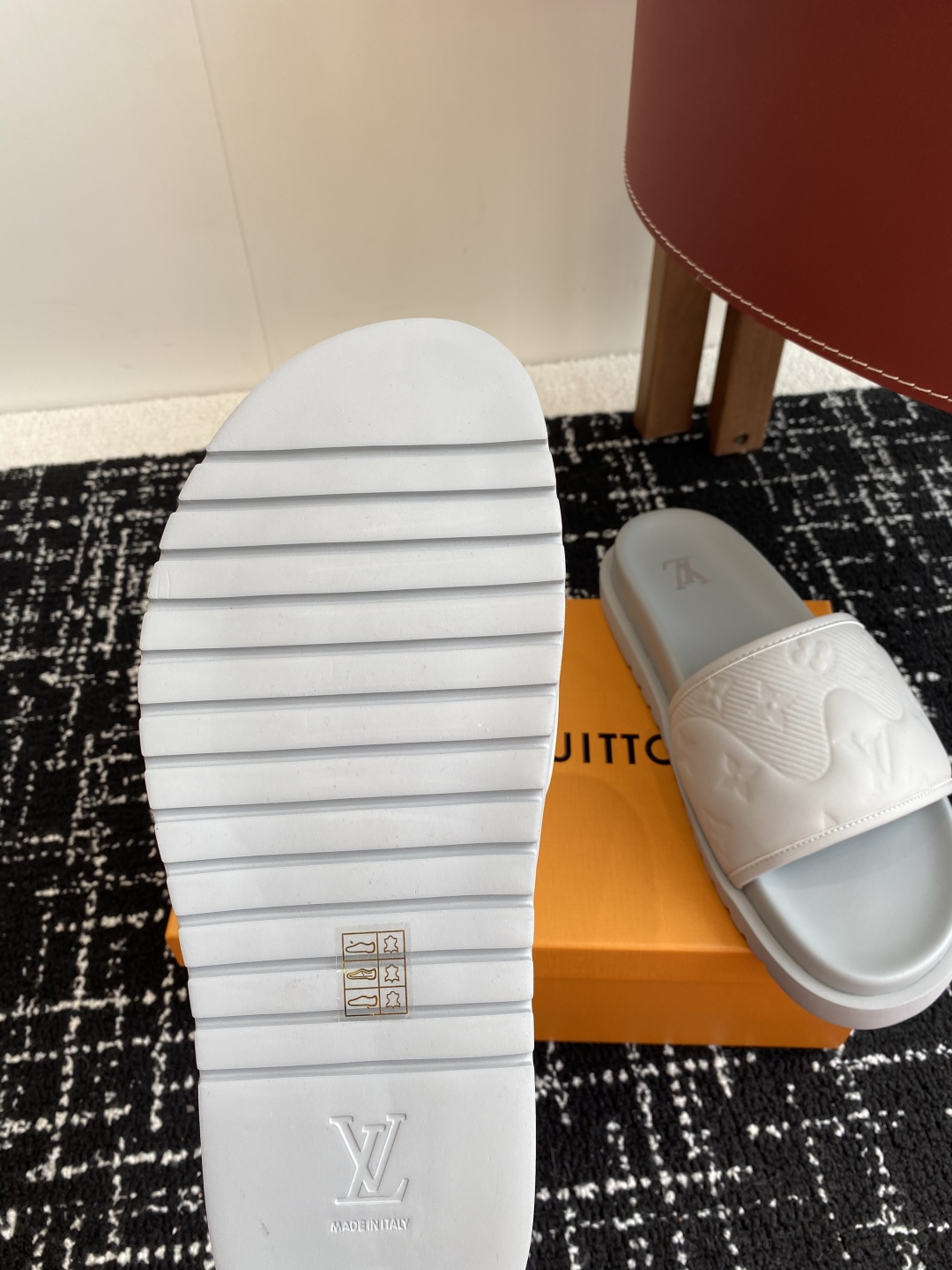 代购级
Louis vuitton 25ss 沙滩拖 又一爆款 最新 顶配版本

LV一出即巅峰的超爆款