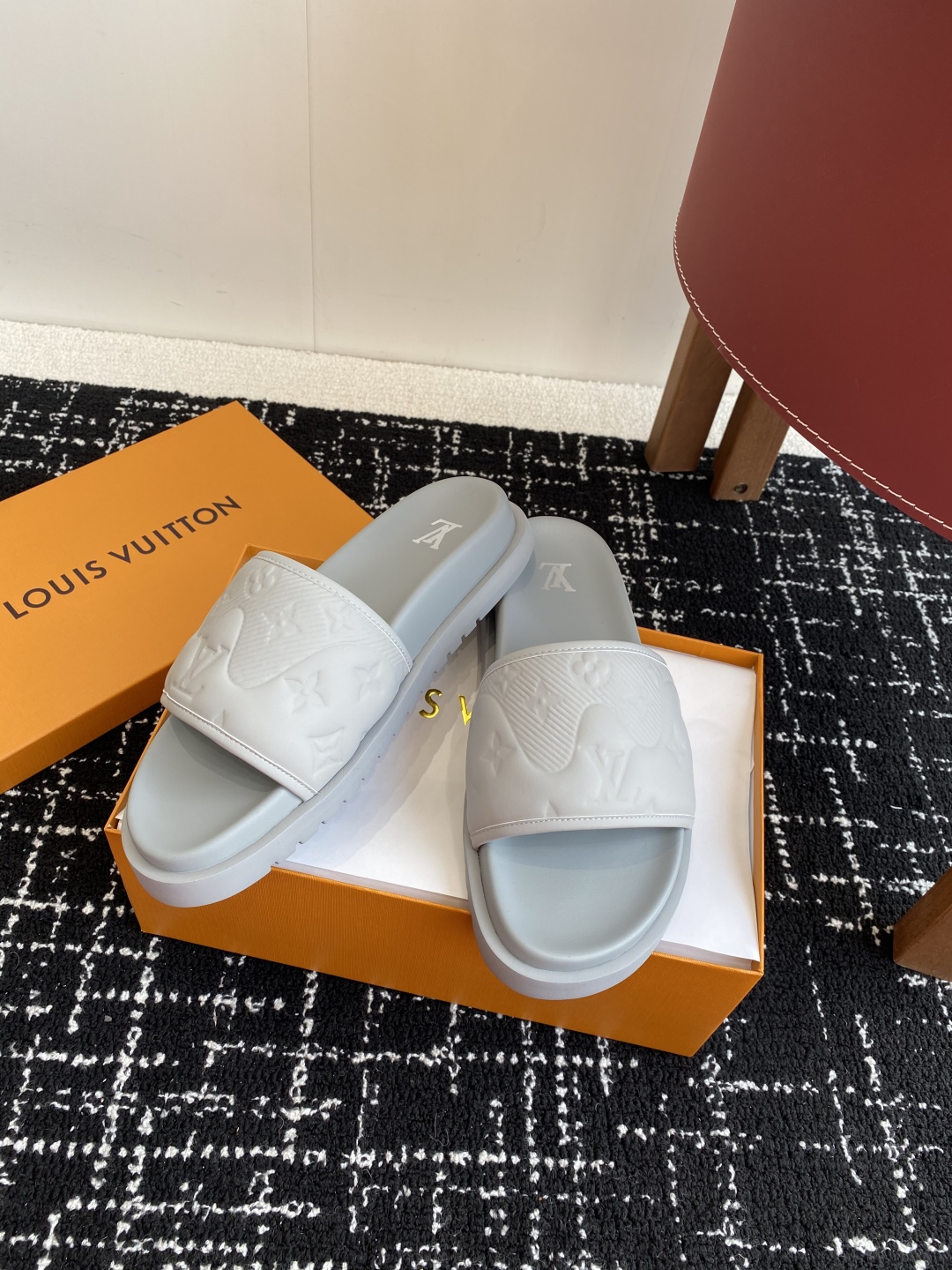 代购级
Louis vuitton 25ss 沙滩拖 又一爆款 最新 顶配版本

LV一出即巅峰的超爆款