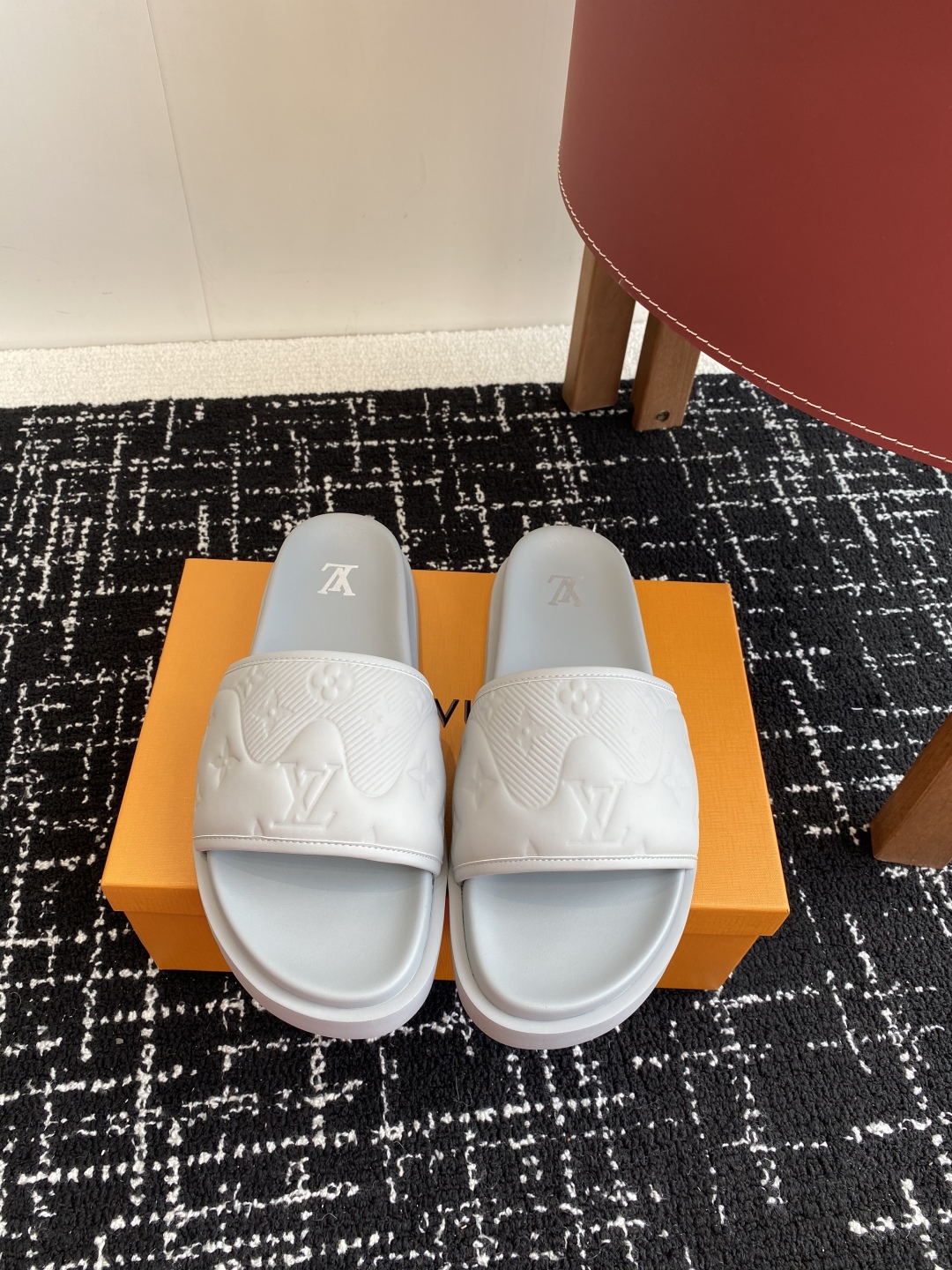 代购级
Louis vuitton 25ss 沙滩拖 又一爆款 最新 顶配版本

LV一出即巅峰的超爆款