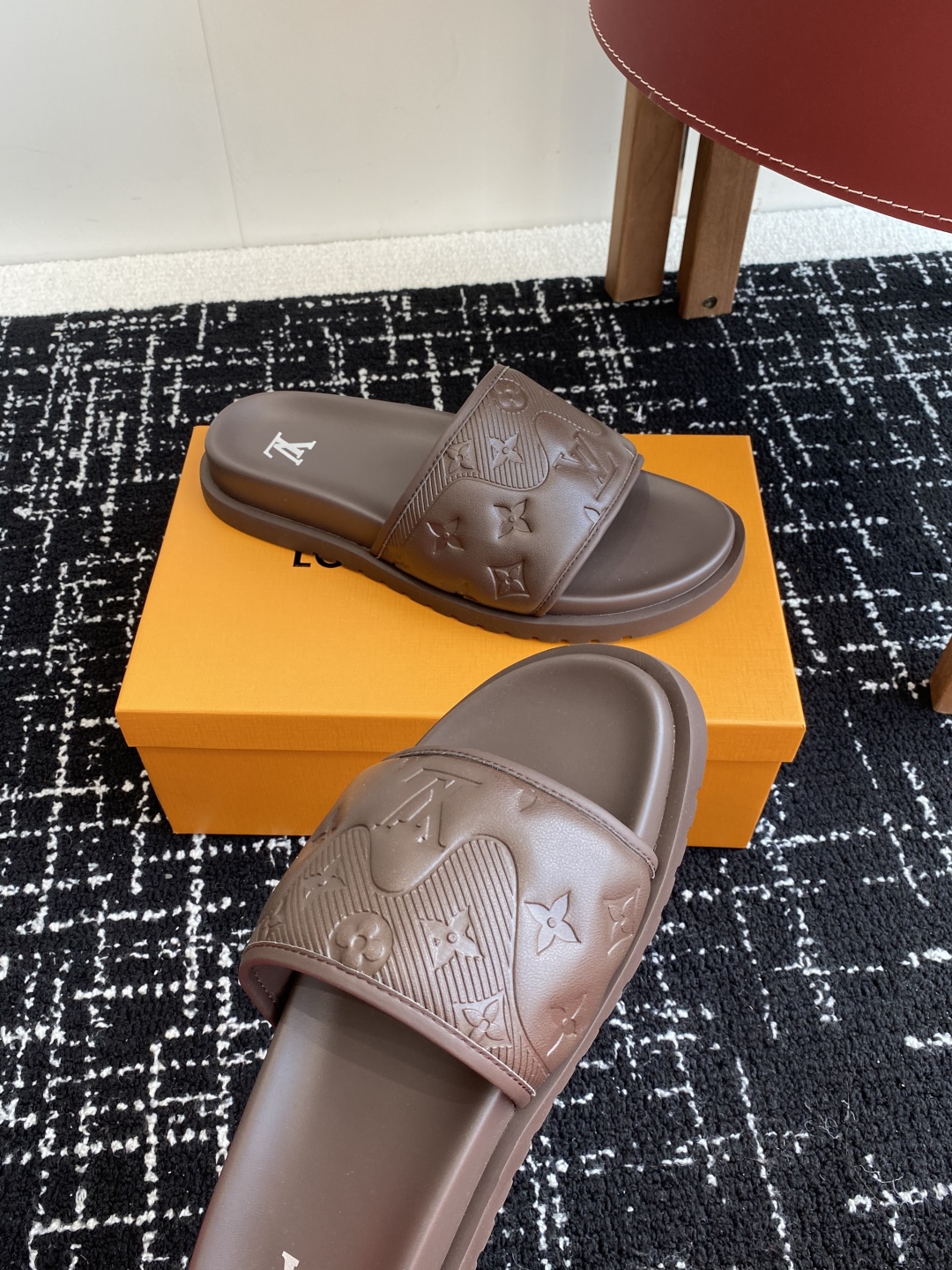 代购级
Louis vuitton 25ss 沙滩拖 又一爆款 最新 顶配版本

LV一出即巅峰的超爆款