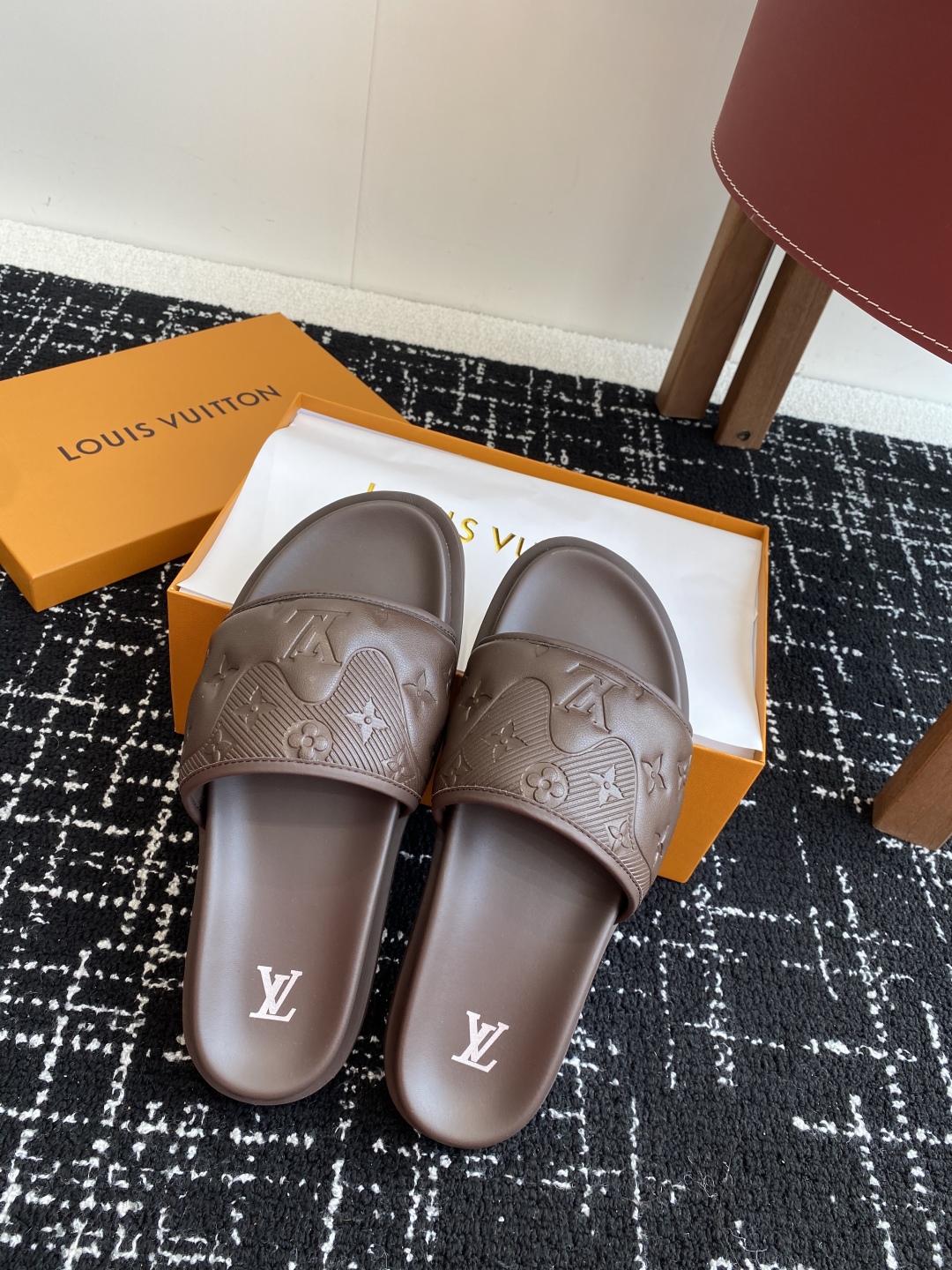 代购级
Louis vuitton 25ss 沙滩拖 又一爆款 最新 顶配版本

LV一出即巅峰的超爆款
