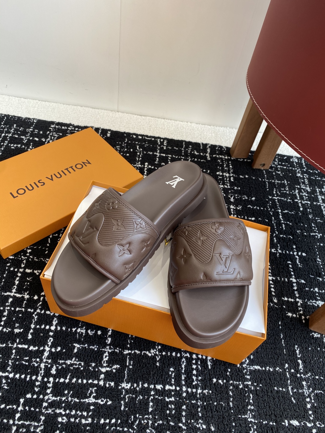 代购级
Louis vuitton 25ss 沙滩拖 又一爆款 最新 顶配版本

LV一出即巅峰的超爆款