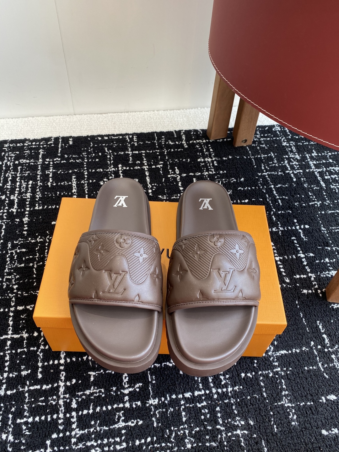 代购级
Louis vuitton 25ss 沙滩拖 又一爆款 最新 顶配版本

LV一出即巅峰的超爆款