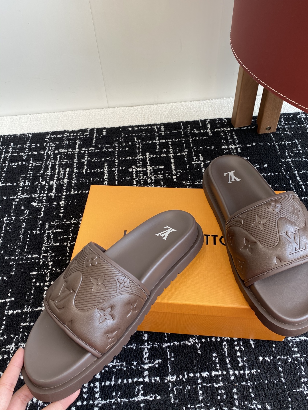 代购级
Louis vuitton 25ss 沙滩拖 又一爆款 最新 顶配版本

LV一出即巅峰的超爆款