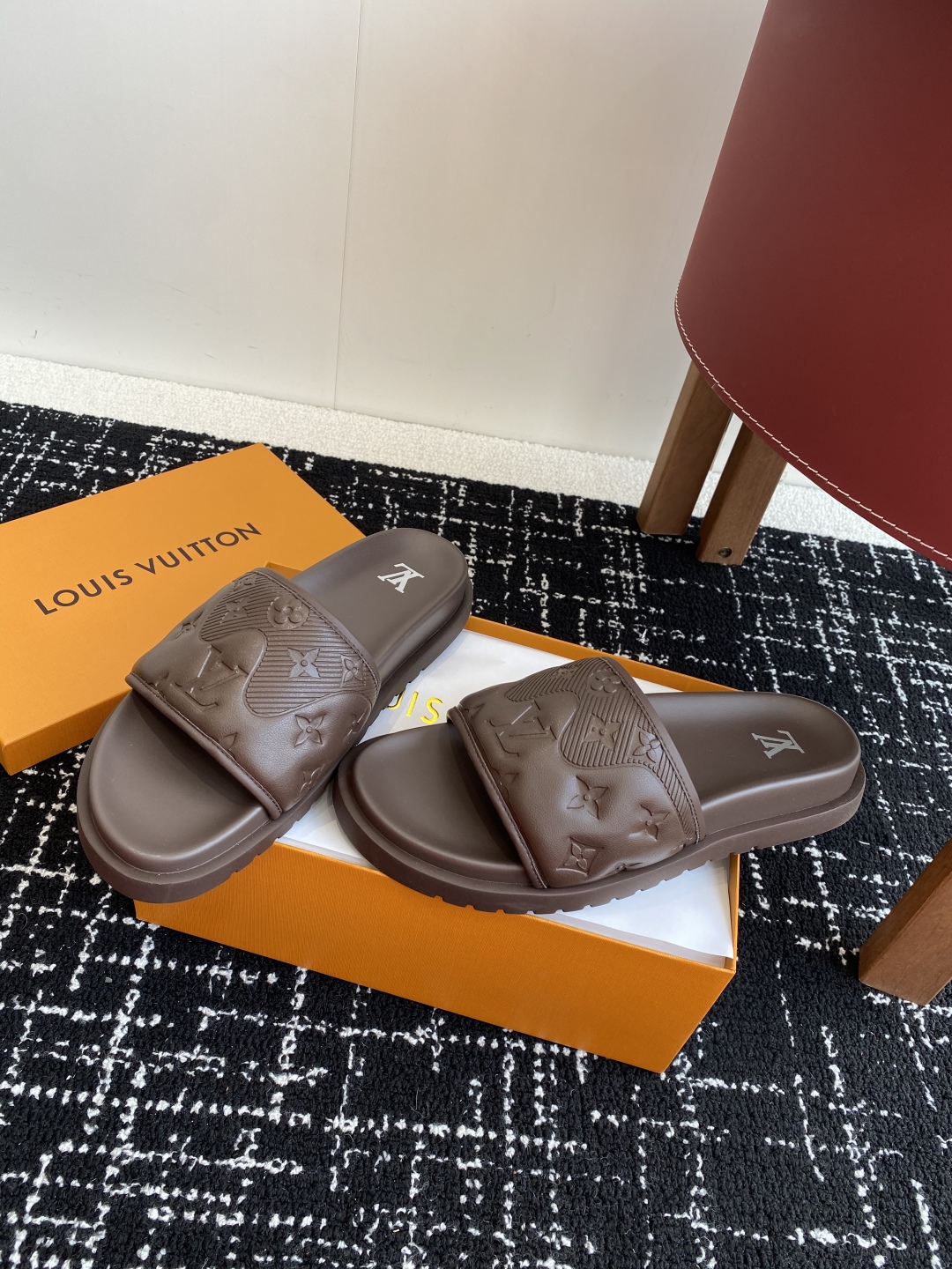 代购级
Louis vuitton 25ss 沙滩拖 又一爆款 最新 顶配版本

LV一出即巅峰的超爆款