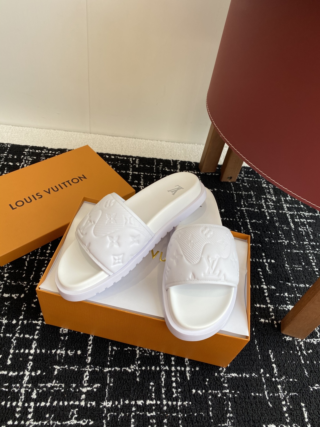 代购级
Louis vuitton 25ss 沙滩拖 又一爆款 最新 顶配版本

LV一出即巅峰的超爆款