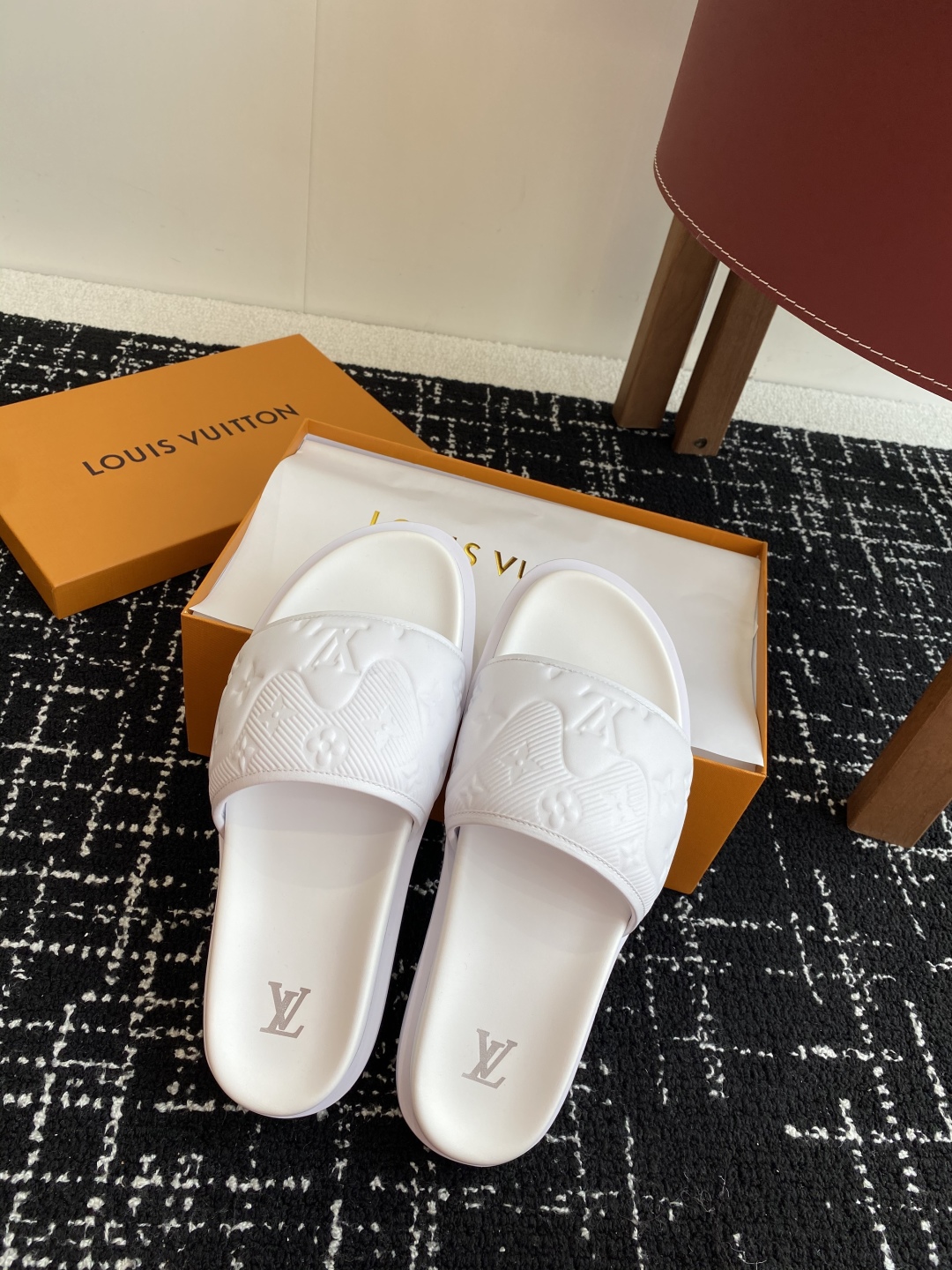 代购级
Louis vuitton 25ss 沙滩拖 又一爆款 最新 顶配版本

LV一出即巅峰的超爆款