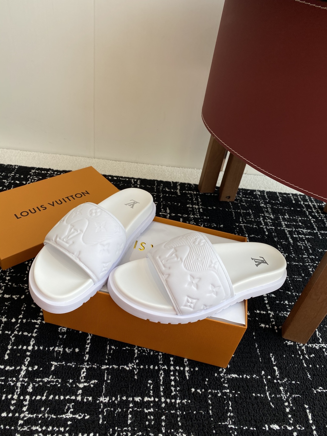 代购级
Louis vuitton 25ss 沙滩拖 又一爆款 最新 顶配版本

LV一出即巅峰的超爆款