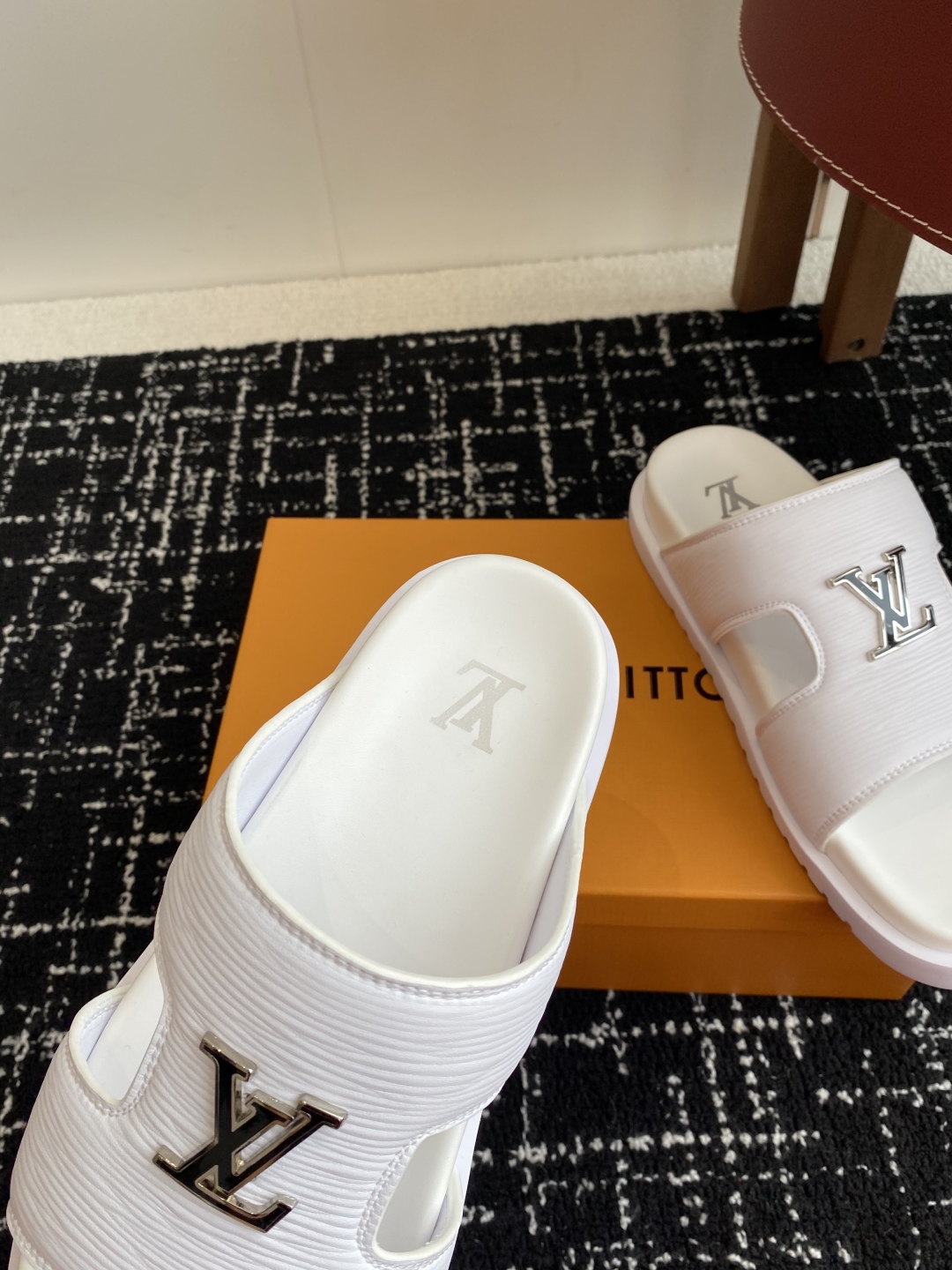 代购级
Louis vuitton 25ss 沙滩拖 又一爆款 最新 顶配版本

LV一出即巅峰的超爆款