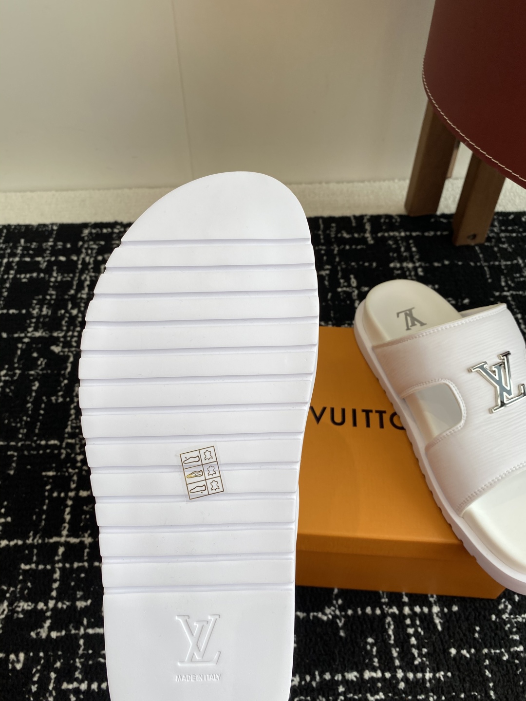 代购级
Louis vuitton 25ss 沙滩拖 又一爆款 最新 顶配版本

LV一出即巅峰的超爆款