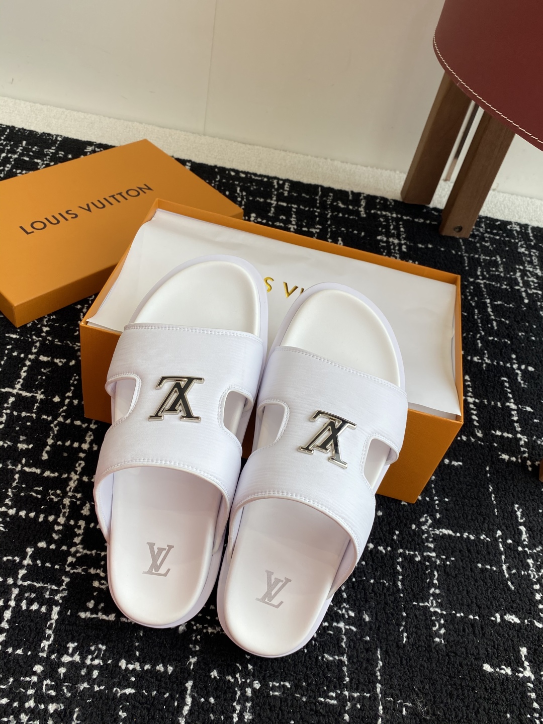 代购级
Louis vuitton 25ss 沙滩拖 又一爆款 最新 顶配版本

LV一出即巅峰的超爆款