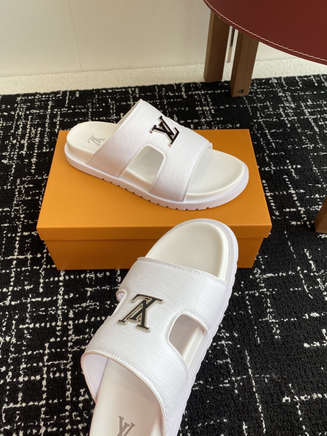 代购级
Louis vuitton 25ss 沙滩拖 又一爆款 最新 顶配版本

LV一出即巅峰的超爆款