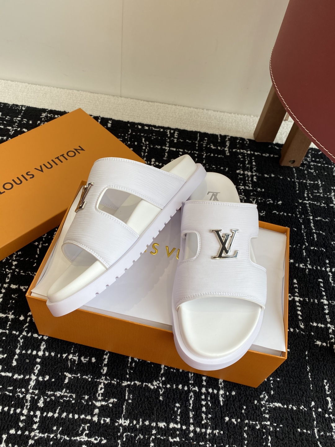 代购级
Louis vuitton 25ss 沙滩拖 又一爆款 最新 顶配版本

LV一出即巅峰的超爆款