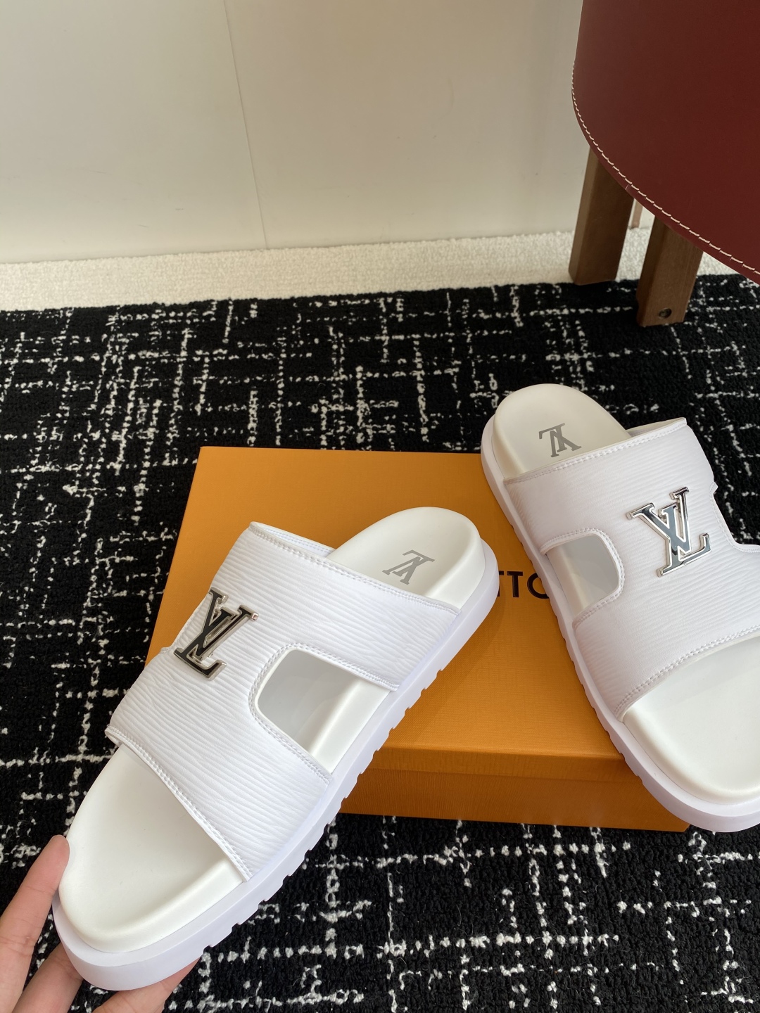 代购级
Louis vuitton 25ss 沙滩拖 又一爆款 最新 顶配版本

LV一出即巅峰的超爆款