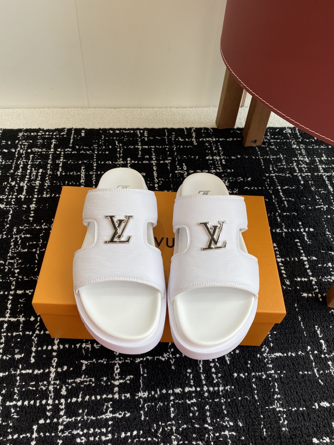 代购级
Louis vuitton 25ss 沙滩拖 又一爆款 最新 顶配版本

LV一出即巅峰的超爆款