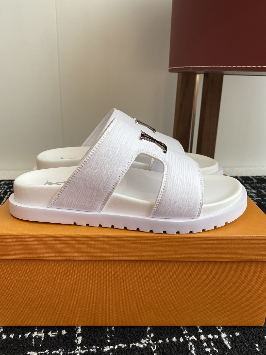 代购级
Louis vuitton 25ss 沙滩拖 又一爆款 最新 顶配版本

LV一出即巅峰的超爆款