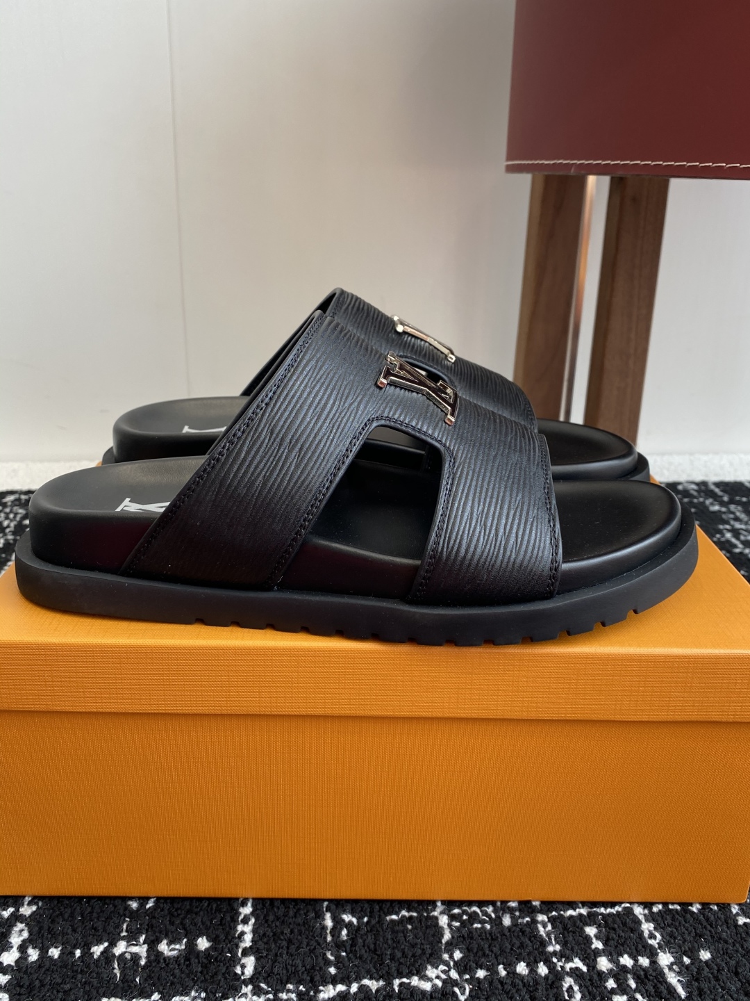 代购级
Louis vuitton 25ss 沙滩拖 又一爆款 最新 顶配版本

LV一出即巅峰的超爆款