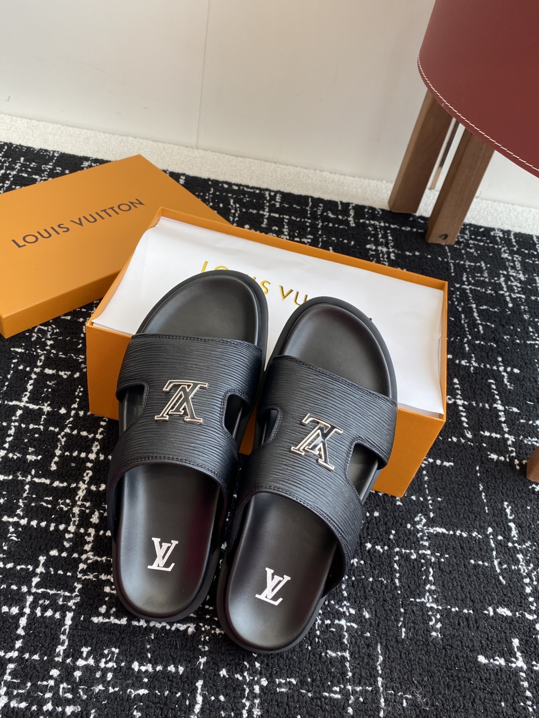 代购级
Louis vuitton 25ss 沙滩拖 又一爆款 最新 顶配版本

LV一出即巅峰的超爆款