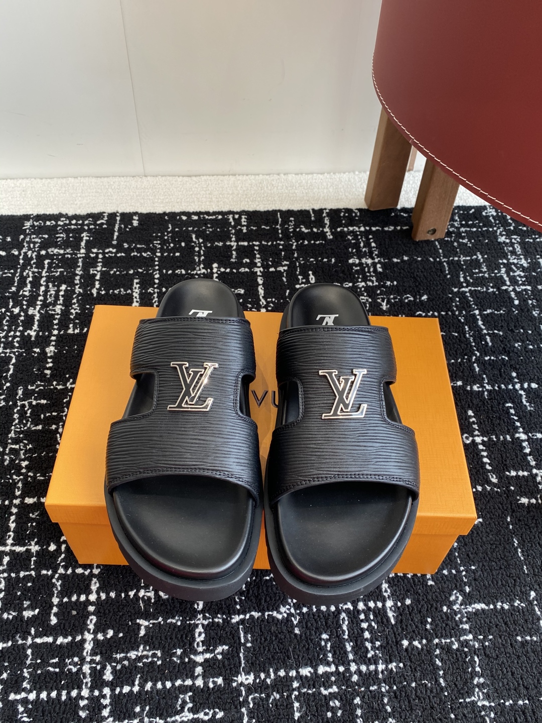 代购级
Louis vuitton 25ss 沙滩拖 又一爆款 最新 顶配版本

LV一出即巅峰的超爆款
