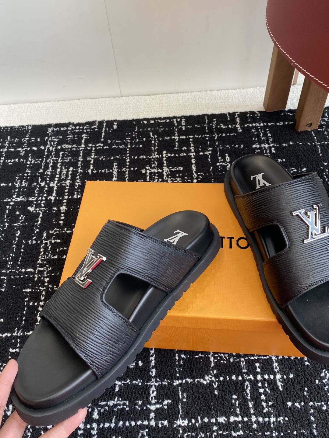 代购级
Louis vuitton 25ss 沙滩拖 又一爆款 最新 顶配版本

LV一出即巅峰的超爆款