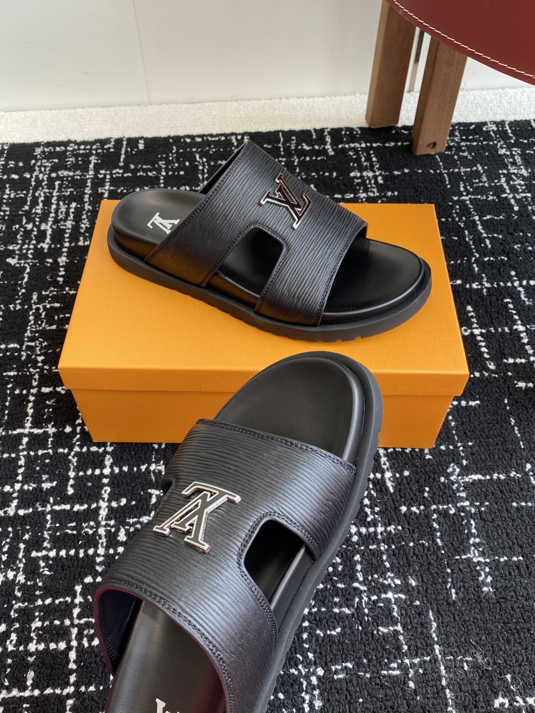 代购级
Louis vuitton 25ss 沙滩拖 又一爆款 最新 顶配版本

LV一出即巅峰的超爆款