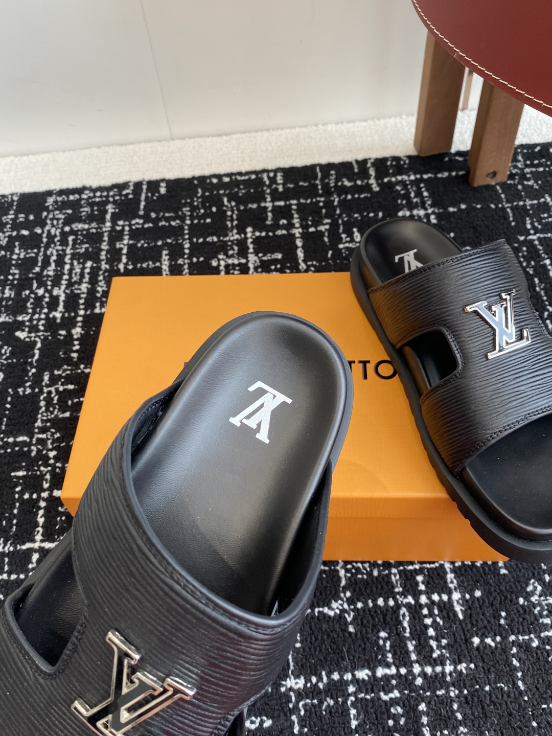 代购级
Louis vuitton 25ss 沙滩拖 又一爆款 最新 顶配版本

LV一出即巅峰的超爆款