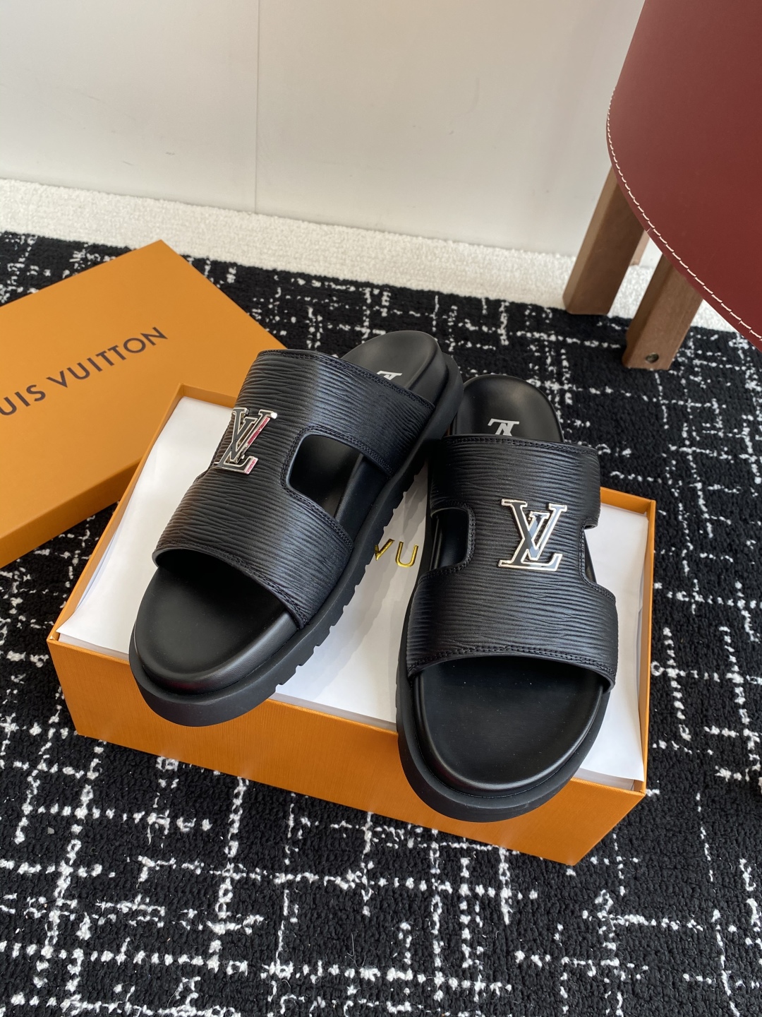 代购级
Louis vuitton 25ss 沙滩拖 又一爆款 最新 顶配版本

LV一出即巅峰的超爆款