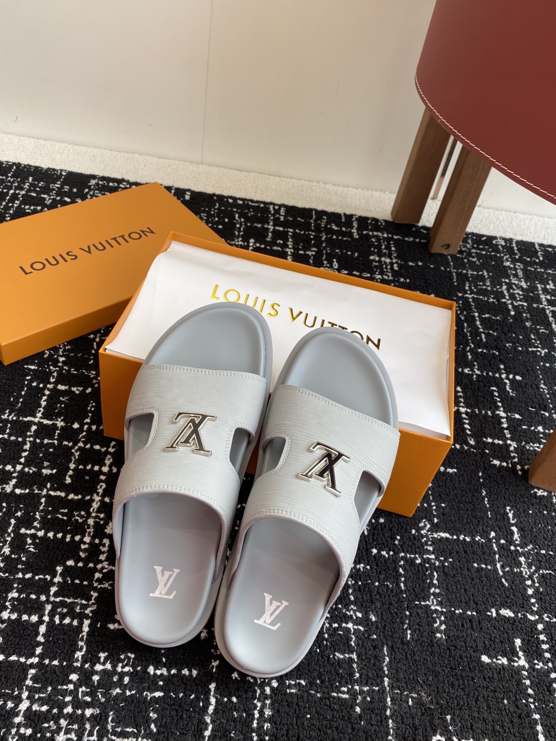 代购级
Louis vuitton 25ss 沙滩拖 又一爆款 最新 顶配版本

LV一出即巅峰的超爆款