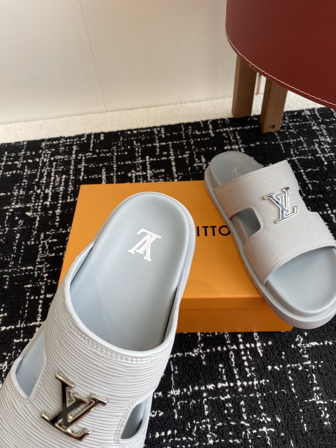 代购级
Louis vuitton 25ss 沙滩拖 又一爆款 最新 顶配版本

LV一出即巅峰的超爆款