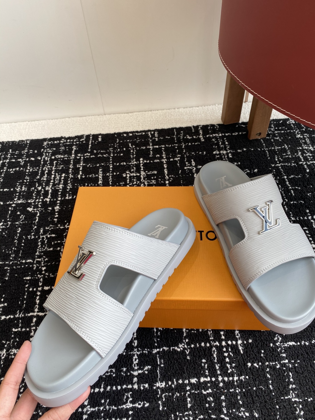 代购级
Louis vuitton 25ss 沙滩拖 又一爆款 最新 顶配版本

LV一出即巅峰的超爆款
