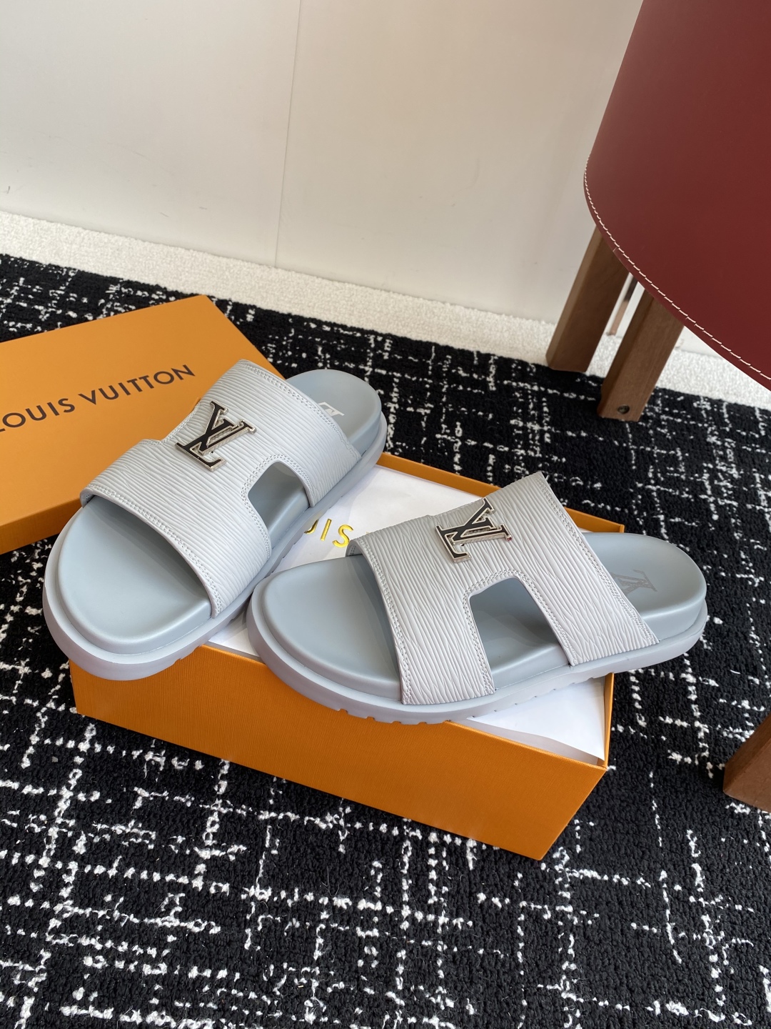 代购级
Louis vuitton 25ss 沙滩拖 又一爆款 最新 顶配版本

LV一出即巅峰的超爆款
