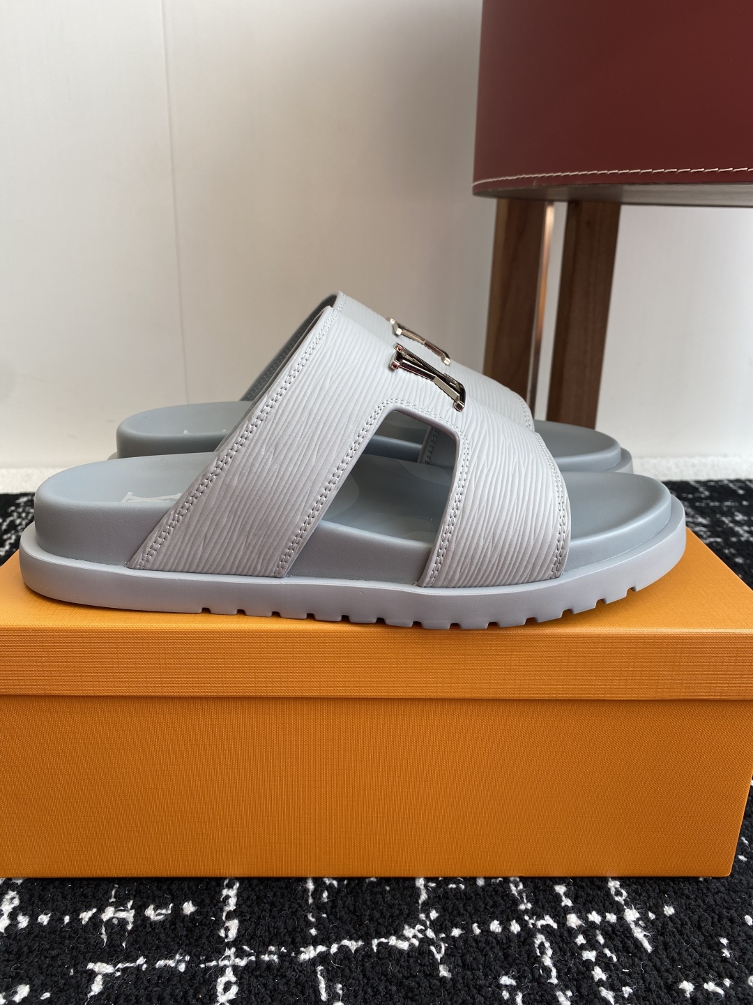 代购级
Louis vuitton 25ss 沙滩拖 又一爆款 最新 顶配版本

LV一出即巅峰的超爆款