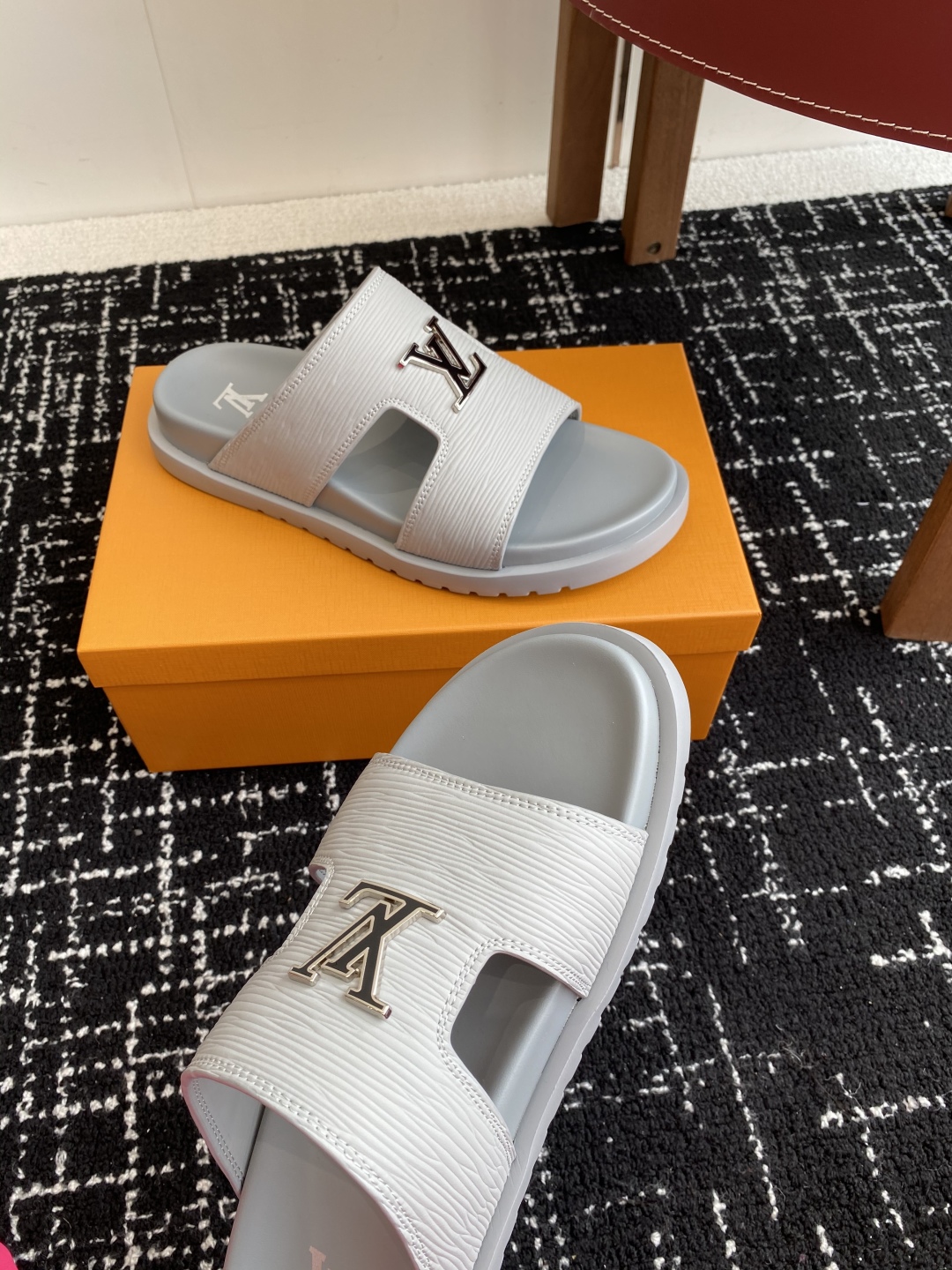 代购级
Louis vuitton 25ss 沙滩拖 又一爆款 最新 顶配版本

LV一出即巅峰的超爆款