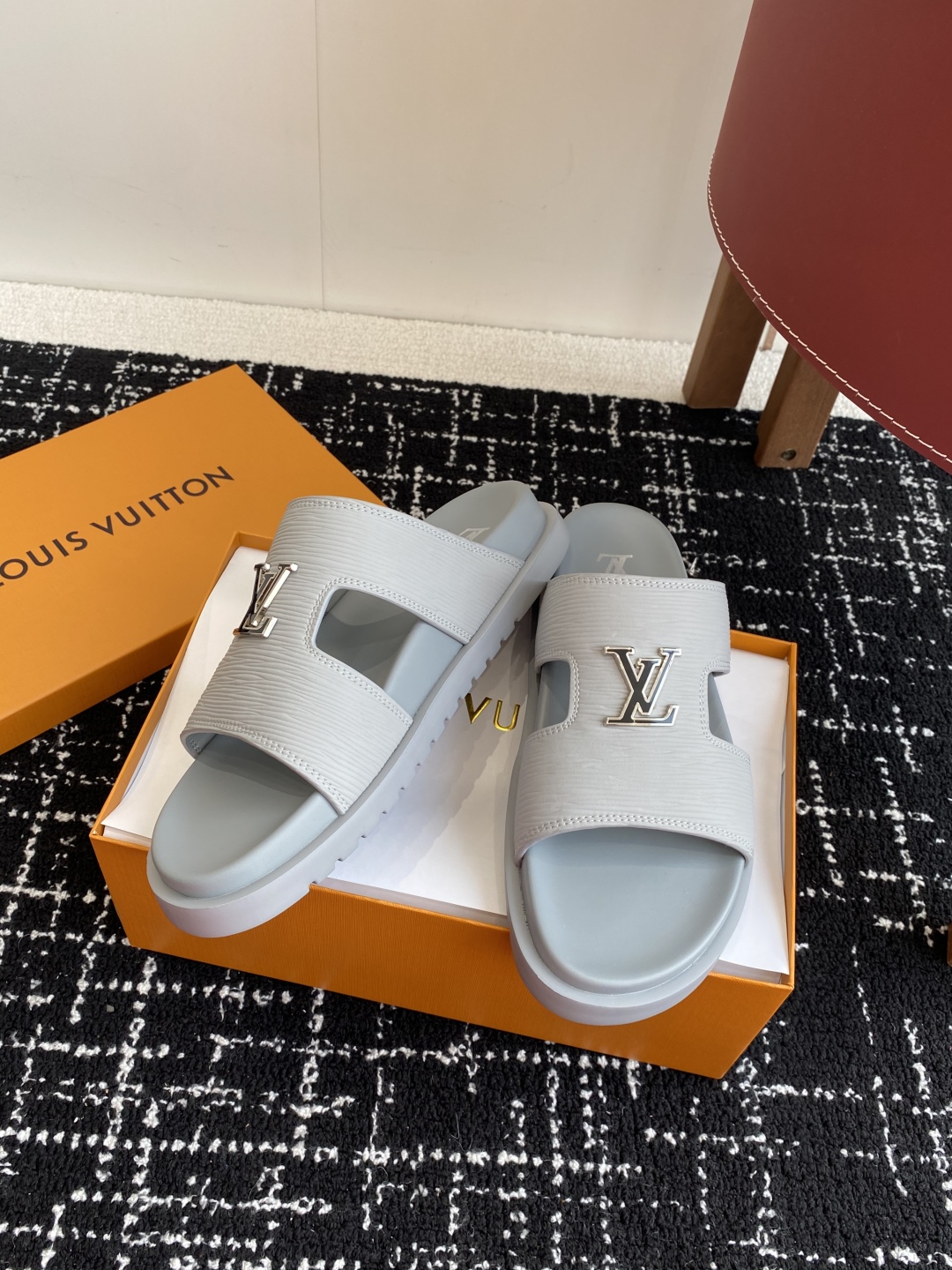 代购级
Louis vuitton 25ss 沙滩拖 又一爆款 最新 顶配版本

LV一出即巅峰的超爆款