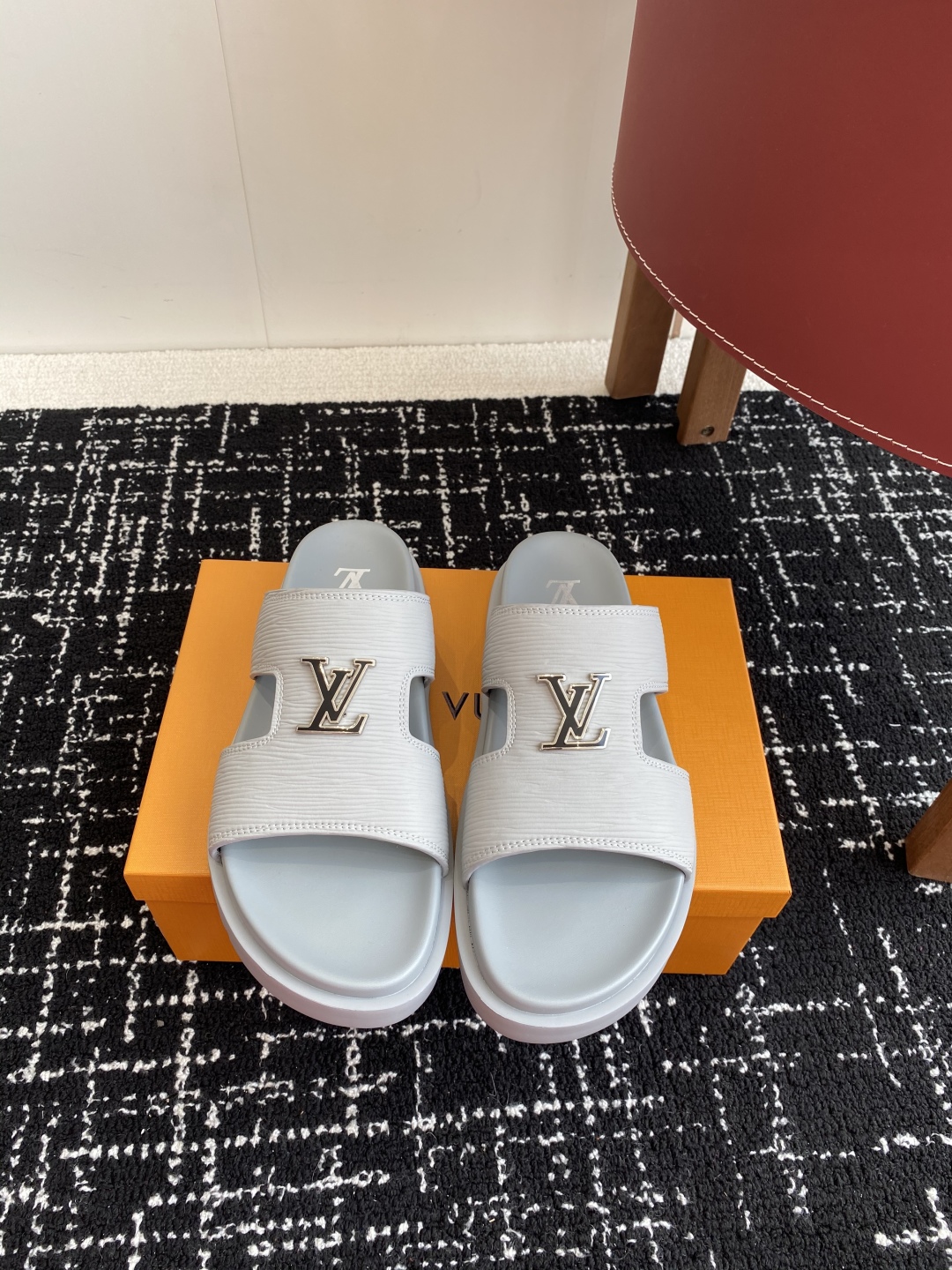 代购级
Louis vuitton 25ss 沙滩拖 又一爆款 最新 顶配版本

LV一出即巅峰的超爆款