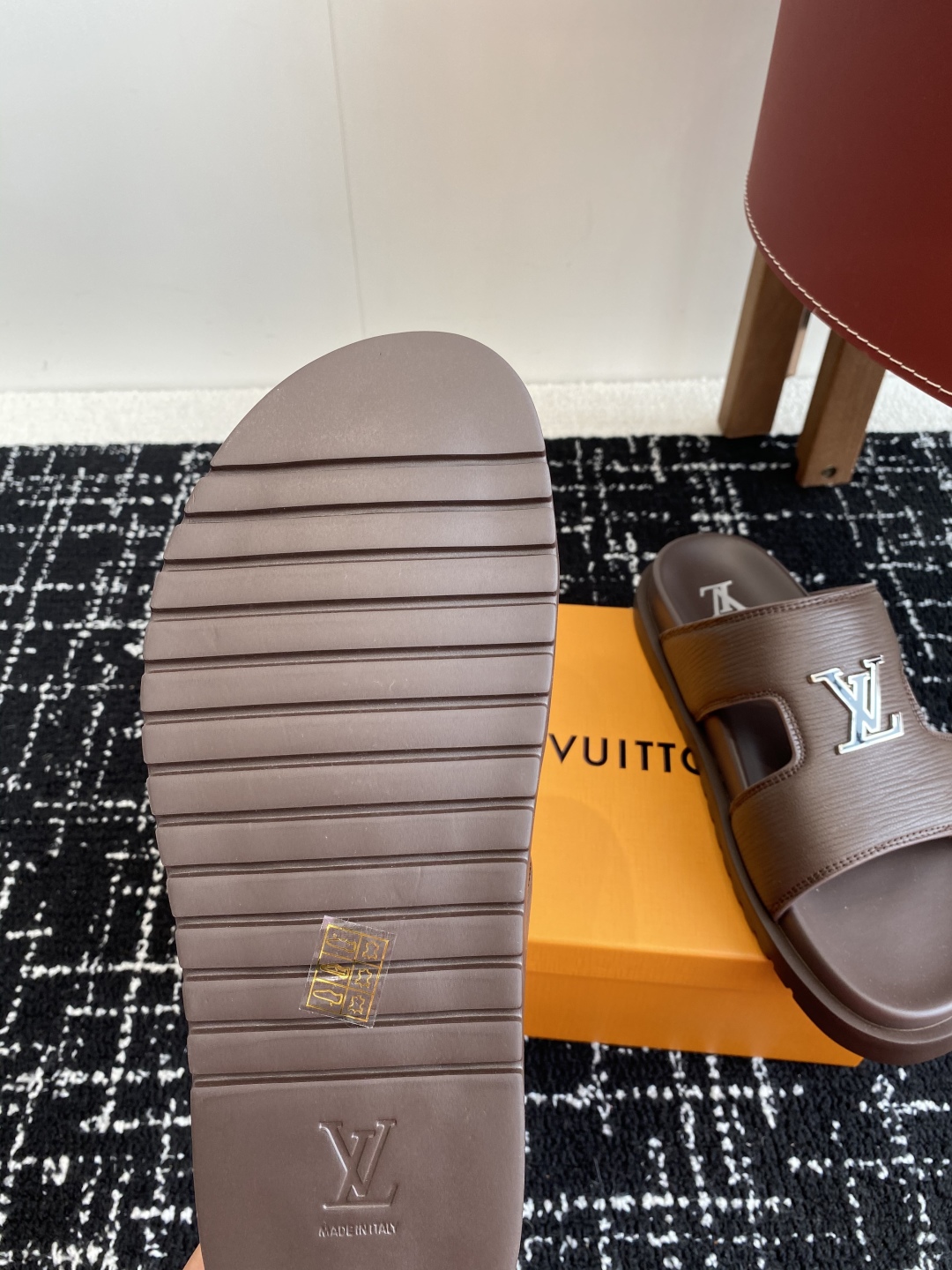 代购级
Louis vuitton 25ss 沙滩拖 又一爆款 最新 顶配版本

LV一出即巅峰的超爆款