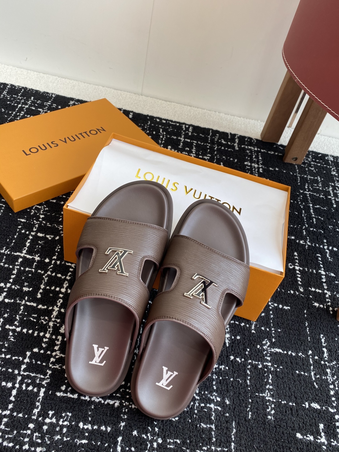 代购级
Louis vuitton 25ss 沙滩拖 又一爆款 最新 顶配版本

LV一出即巅峰的超爆款