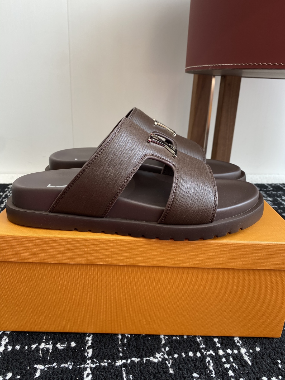 代购级
Louis vuitton 25ss 沙滩拖 又一爆款 最新 顶配版本

LV一出即巅峰的超爆款