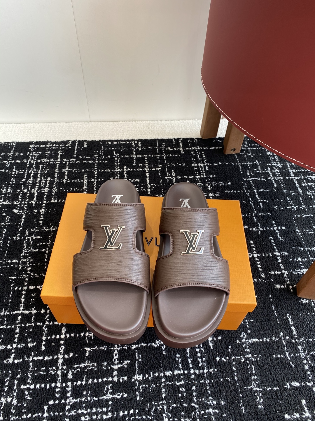代购级
Louis vuitton 25ss 沙滩拖 又一爆款 最新 顶配版本

LV一出即巅峰的超爆款