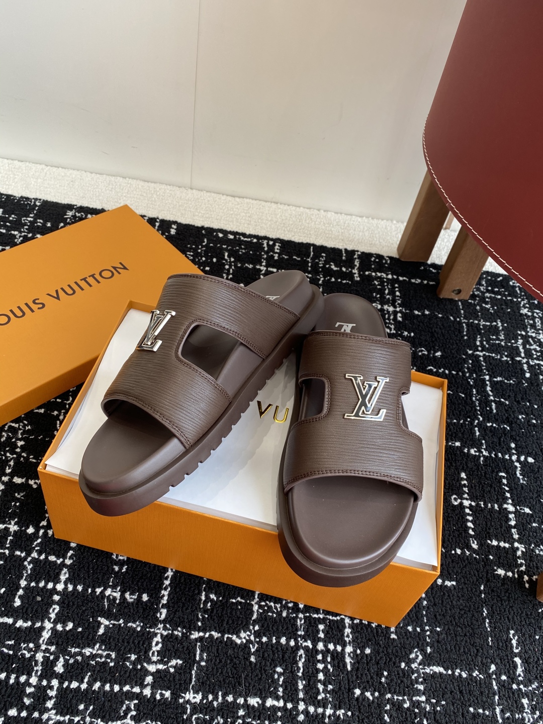 代购级
Louis vuitton 25ss 沙滩拖 又一爆款 最新 顶配版本

LV一出即巅峰的超爆款