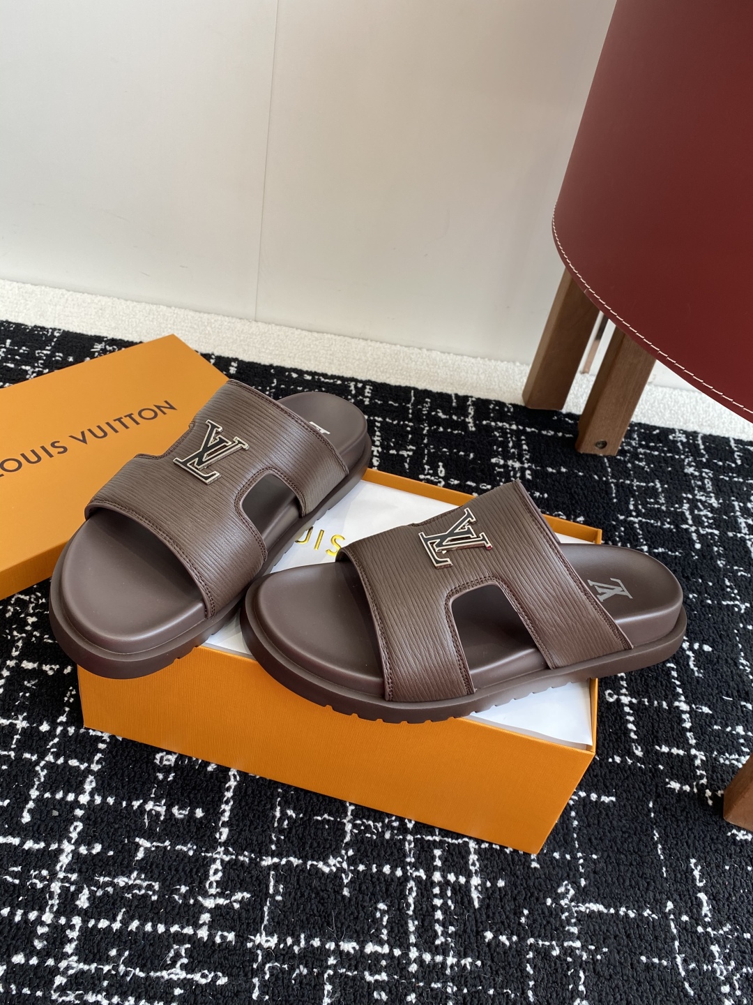 代购级
Louis vuitton 25ss 沙滩拖 又一爆款 最新 顶配版本

LV一出即巅峰的超爆款