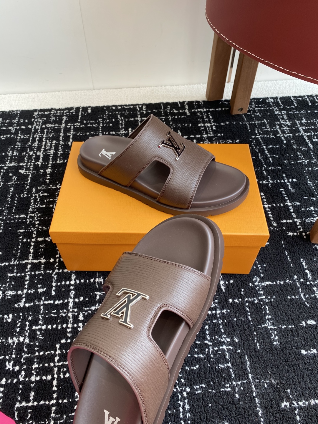 代购级
Louis vuitton 25ss 沙滩拖 又一爆款 最新 顶配版本

LV一出即巅峰的超爆款