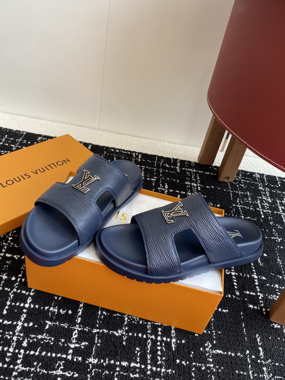 代购级
Louis vuitton 25ss 沙滩拖 又一爆款 最新 顶配版本

LV一出即巅峰的超爆款