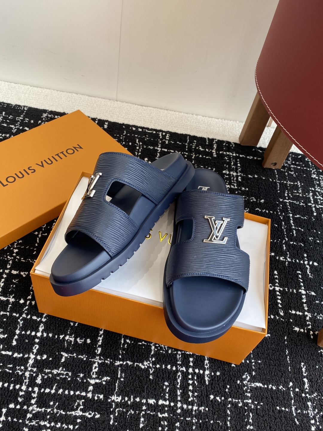 代购级
Louis vuitton 25ss 沙滩拖 又一爆款 最新 顶配版本

LV一出即巅峰的超爆款