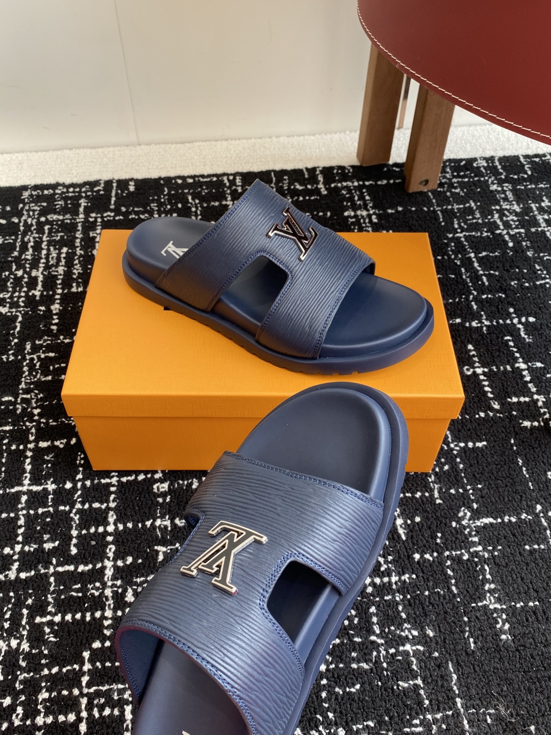 代购级
Louis vuitton 25ss 沙滩拖 又一爆款 最新 顶配版本

LV一出即巅峰的超爆款
