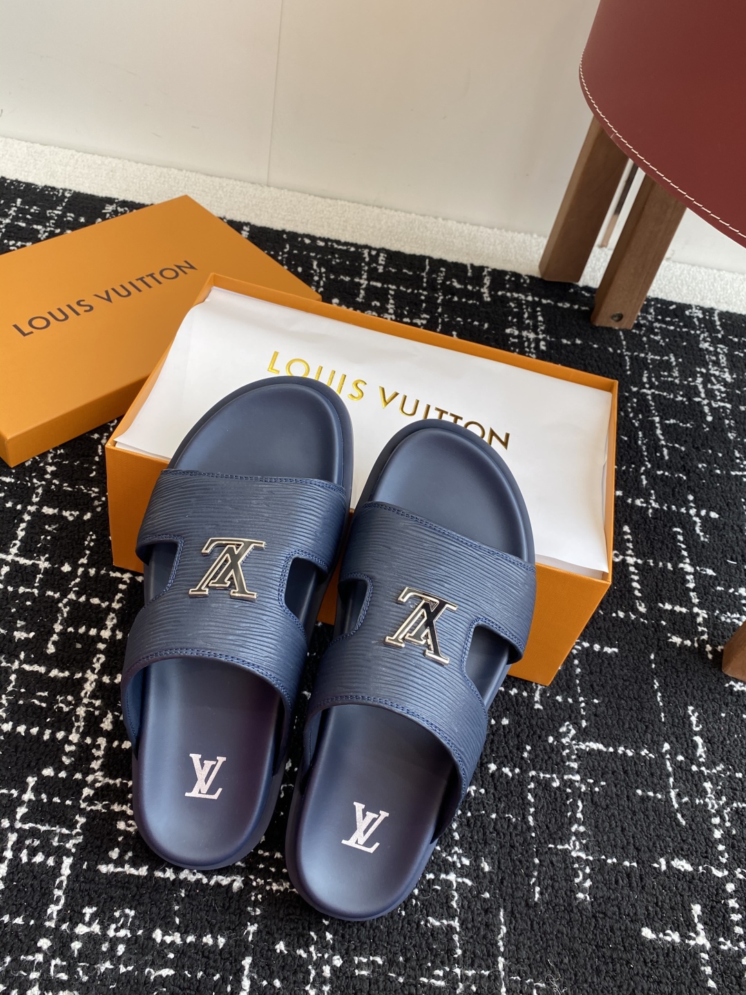 代购级
Louis vuitton 25ss 沙滩拖 又一爆款 最新 顶配版本

LV一出即巅峰的超爆款
