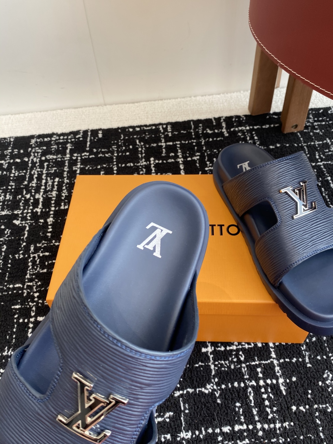 代购级
Louis vuitton 25ss 沙滩拖 又一爆款 最新 顶配版本

LV一出即巅峰的超爆款