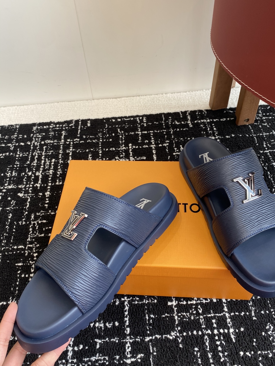 代购级
Louis vuitton 25ss 沙滩拖 又一爆款 最新 顶配版本

LV一出即巅峰的超爆款