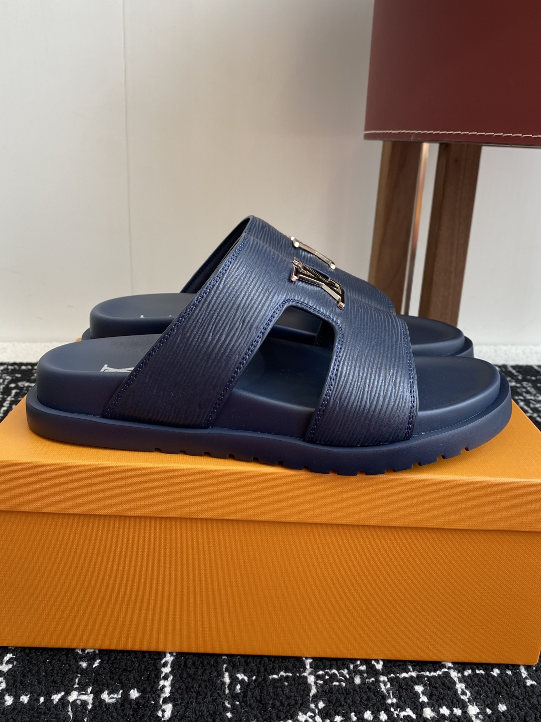 代购级
Louis vuitton 25ss 沙滩拖 又一爆款 最新 顶配版本

LV一出即巅峰的超爆款